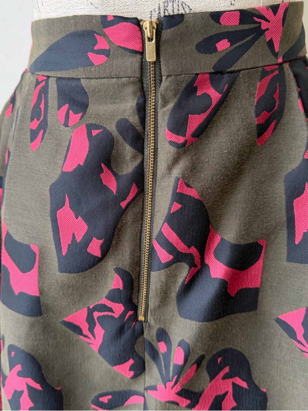 Banana Republic Camo Pleated Mini Skirt – Size 14 - Picture 3 of 8